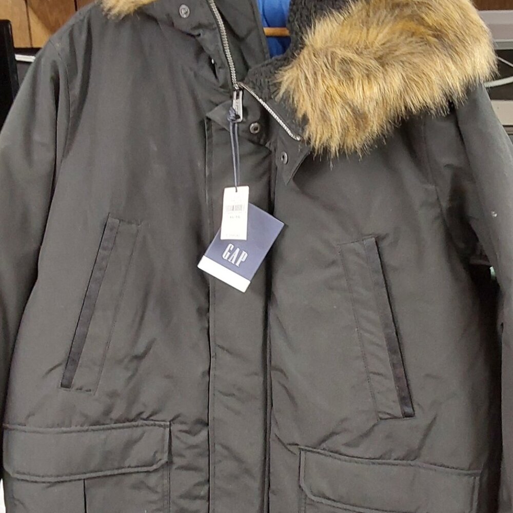 Men's XL GAP Winter Coat, NEW, Black, with hood and faux fur collar